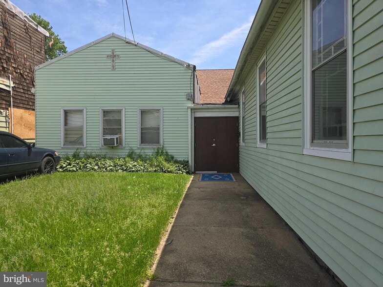 2111 Hollins Ferry Rd & Maisel Street portfolio of 4 properties for sale on LoopNet.com - Building Photo - Image 2 of 19