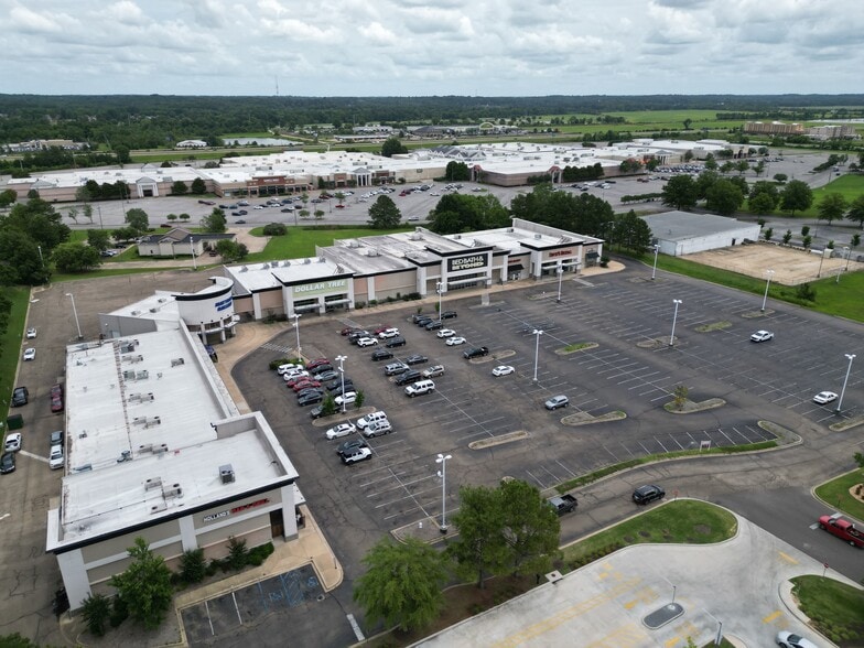 3944-3952 N Gloster St, Tupelo, MS for lease - Building Photo - Image 3 of 11
