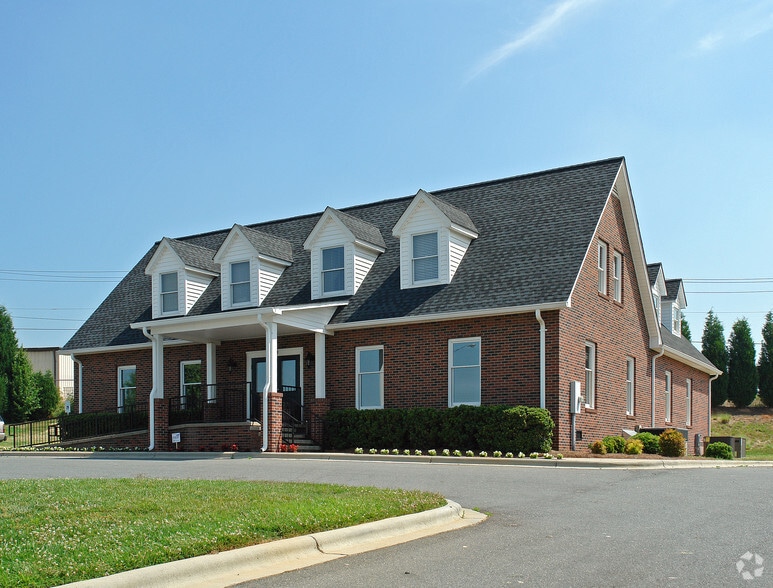 135 Gasoline Alley, Mooresville, NC for lease - Primary Photo - Image 1 of 9