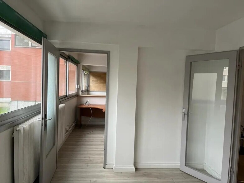 Office in Montrouge for lease - Building Photo - Image 2 of 6