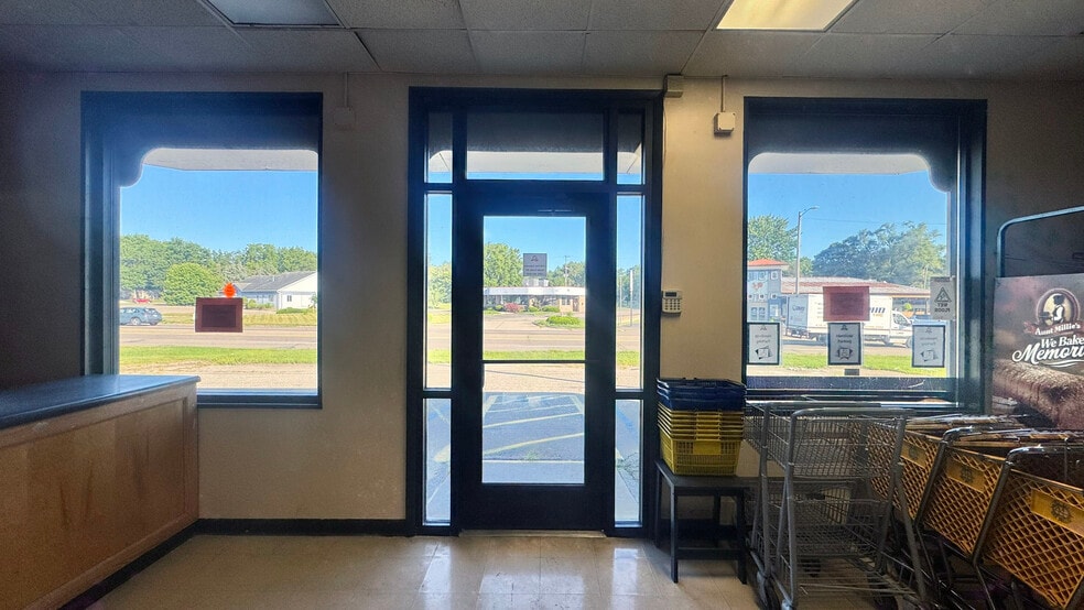 1290 Columbia Ave E, Battle Creek, MI for sale - Interior Photo - Image 2 of 13