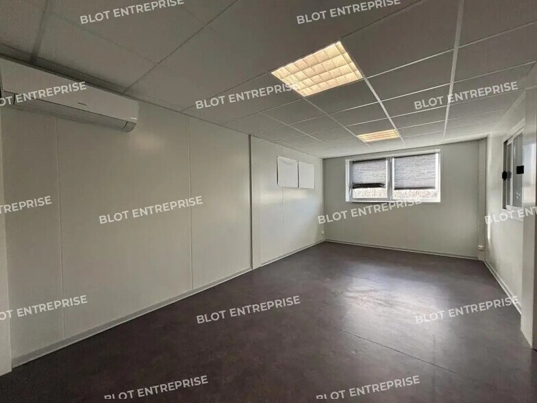 Flex in Saint-Herblain for lease - Building Photo - Image 2 of 6