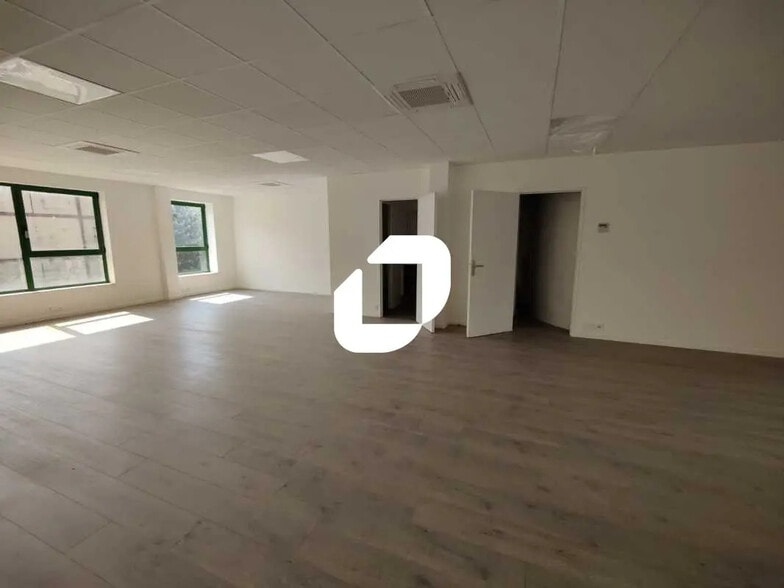 6-14 Rue De Ris, Viry-Châtillon for lease - Interior Photo - Image 3 of 9