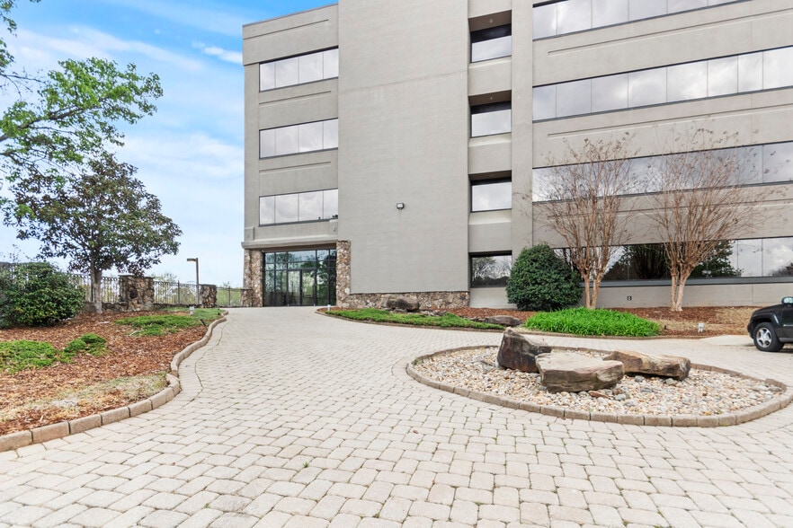 215 Wynn Dr, Huntsville, AL for lease - Building Photo - Image 1 of 15