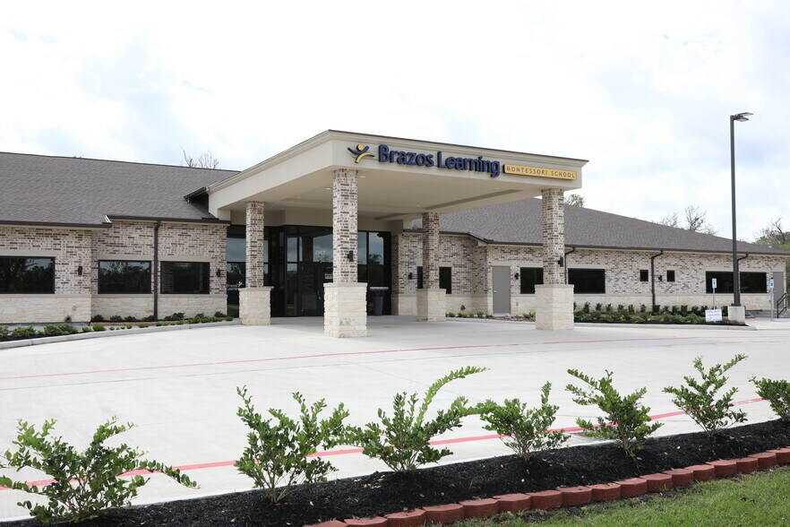 2007 FM 2004 Dr, Richwood, TX for sale - Building Photo - Image 1 of 1