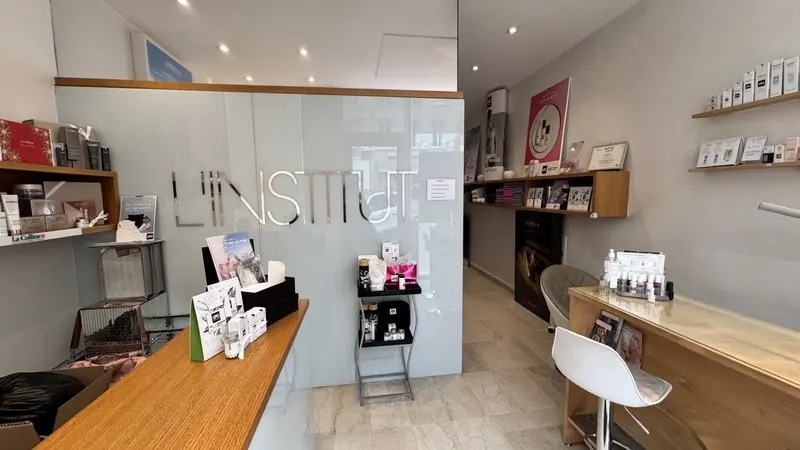 Retail in Lyon for lease Interior Photo- Image 1 of 10