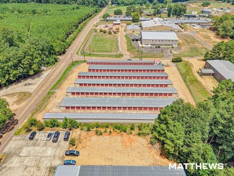 McComb Storage Portfolio portfolio of 1 properties for sale on LoopNet.com - Building Photo - Image 2 of 7