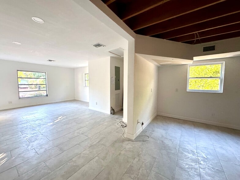 803 Myrtle Ter, Naples, FL for sale - Interior Photo - Image 2 of 7