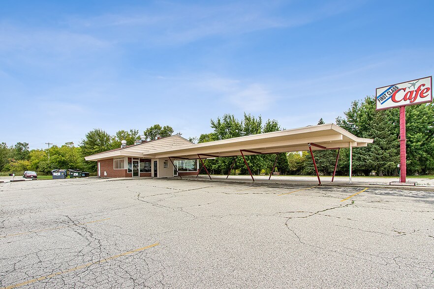 2525 Menasha Ave, Manitowoc, WI for sale - Building Photo - Image 1 of 1