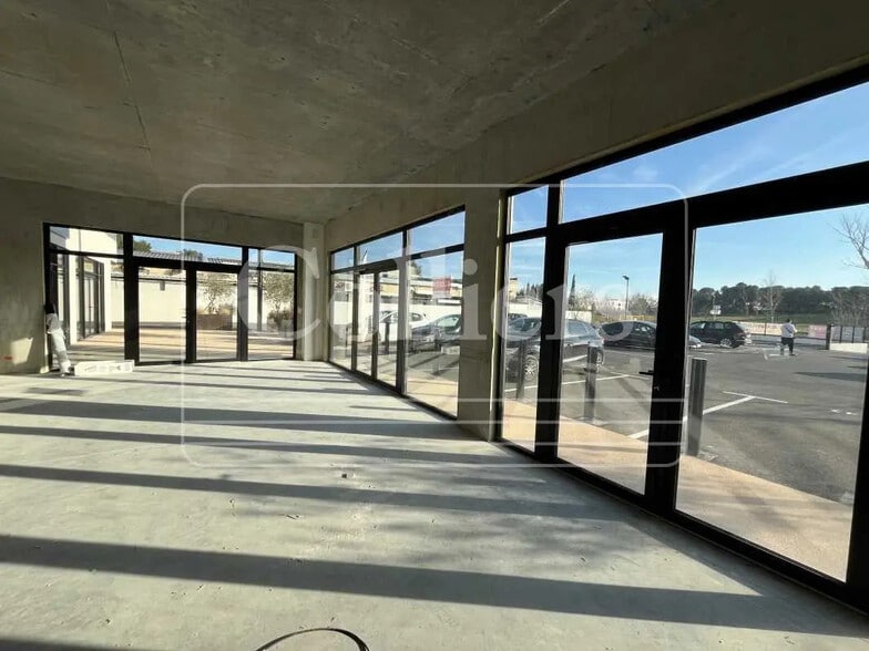 Retail in Éguilles for lease - Interior Photo - Image 2 of 8