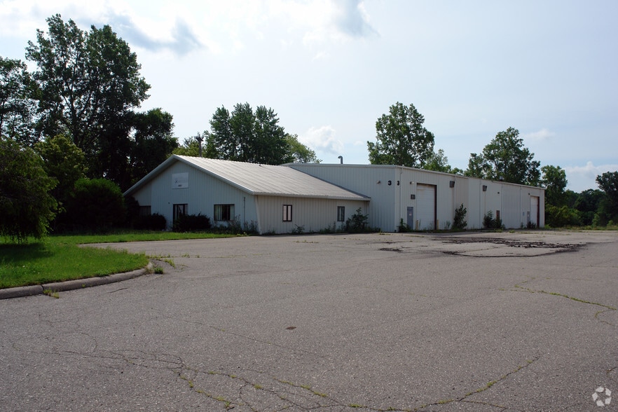 46001 Grand River Ave, Novi, MI for sale - Primary Photo - Image 1 of 7