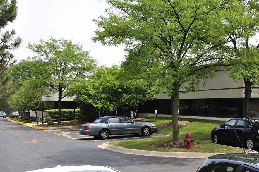 1251 N Plum Grove Rd, Schaumburg, IL for lease - Building Photo - Image 2 of 19