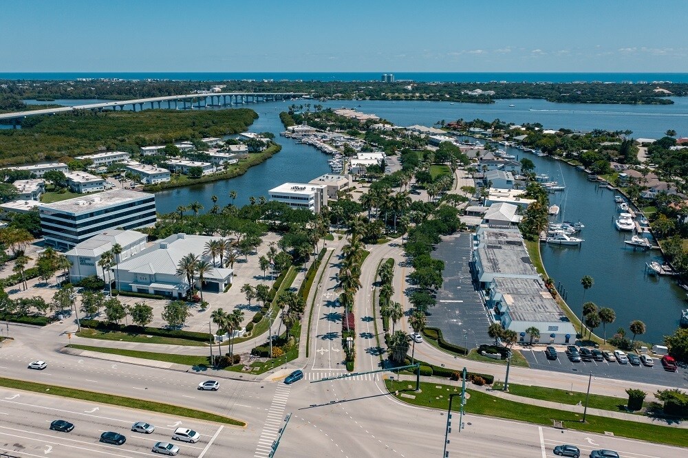 2750 Indian River Blvd, Vero Beach, FL for lease Primary Photo- Image 1 of 13