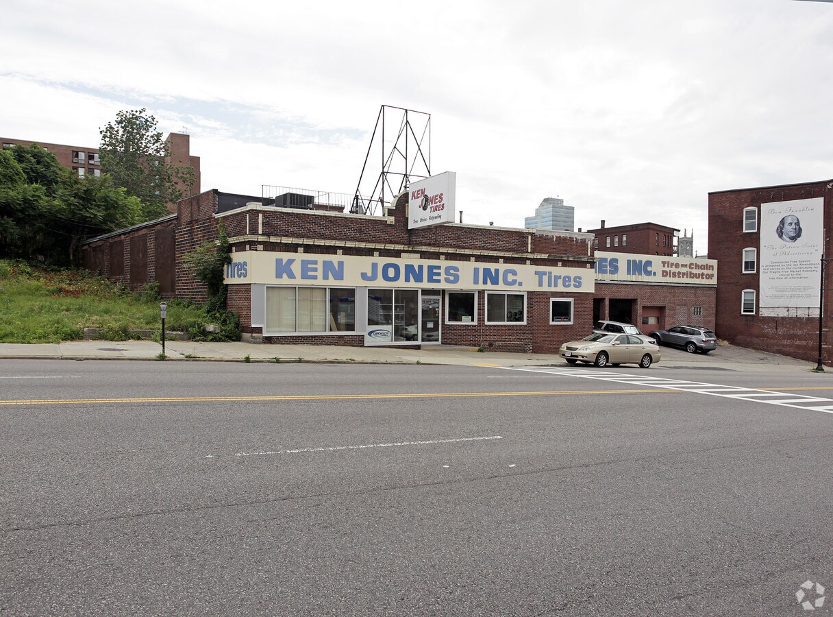 7377 Chandler St, Worcester, MA 01609