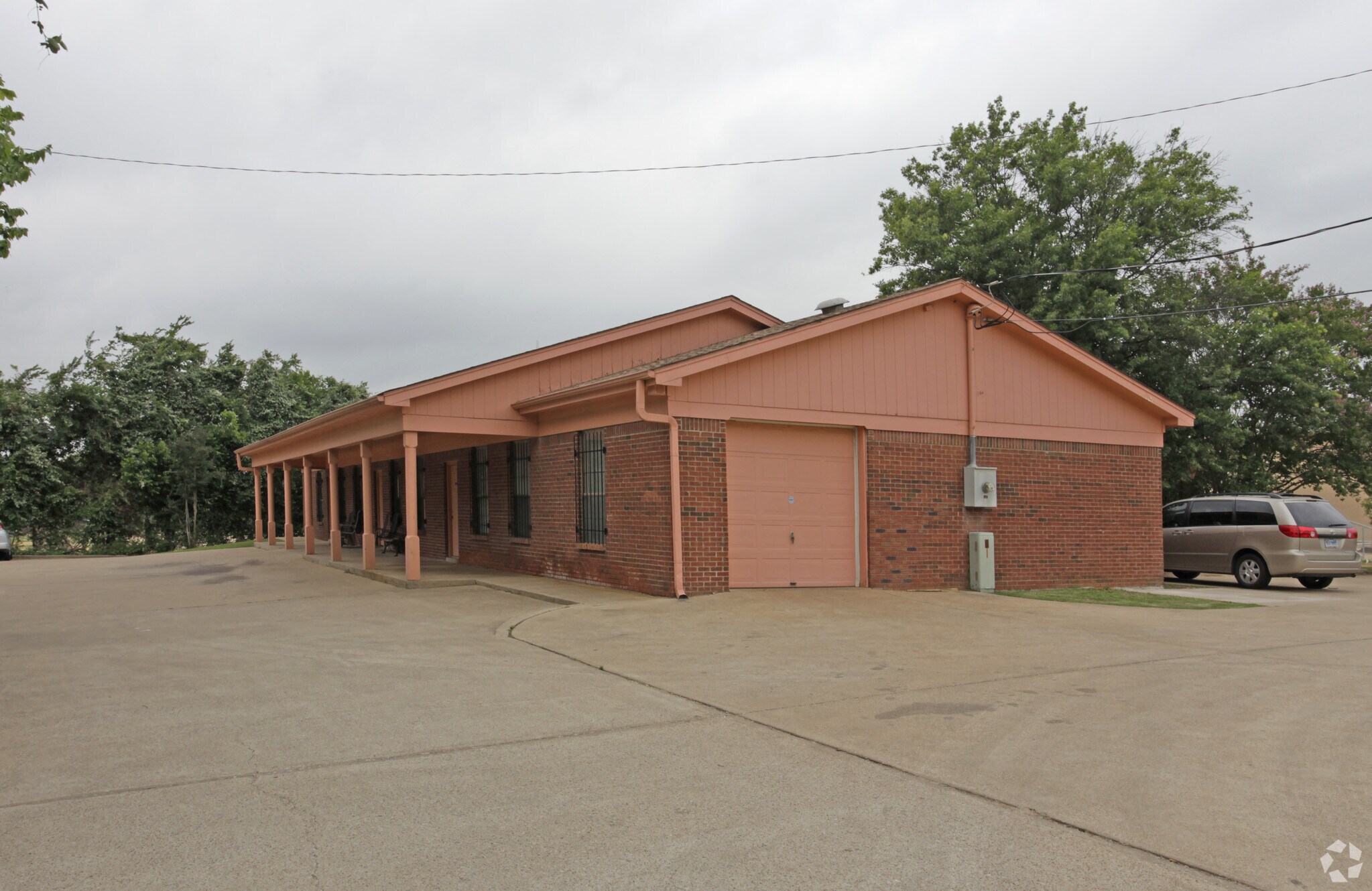 1032 Sandy Ln, Fort Worth, TX for lease Primary Photo- Image 1 of 4