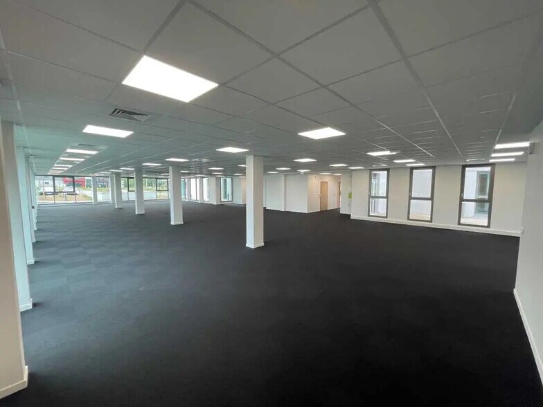 Office in Saint-Martin-du-Vivier for lease - Building Photo - Image 3 of 6