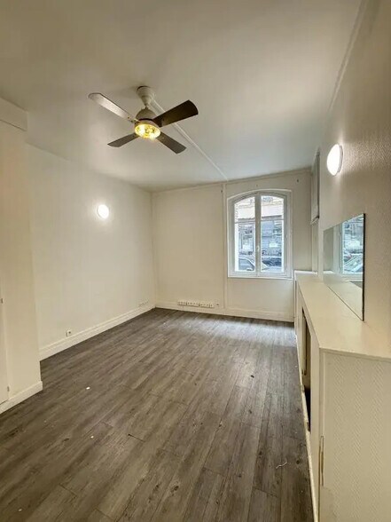 Retail in Paris for lease - Interior Photo - Image 2 of 5