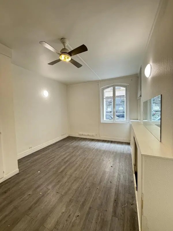 Office/Retail in Paris for lease Interior Photo- Image 1 of 4