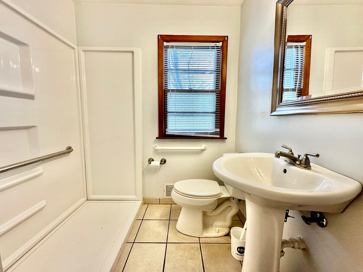 1215 Parkside Dr, Rockford, IL 61108