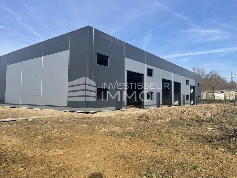 Flex in Compiègne for lease - Building Photo - Image 1 of 6