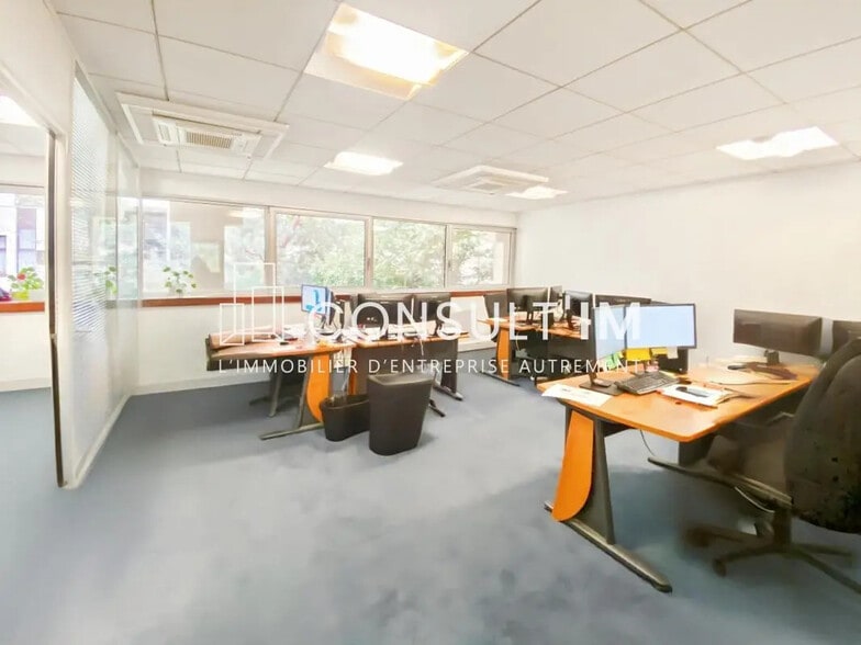 Office in Courbevoie for lease - Building Photo - Image 3 of 8