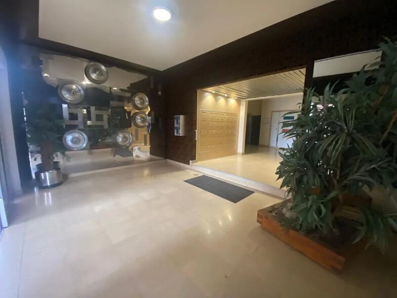 Office in Saint-Étienne for lease - Lobby - Image 1 of 6