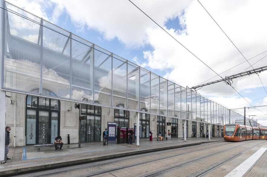 Office in Le Mans for lease - Building Photo - Image 2 of 10