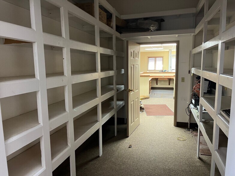 503 Abbe Rd S, Elyria, OH for sale - Interior Photo - Image 2 of 9