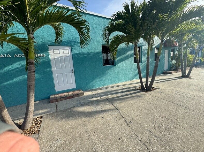 222 N 1st St, Cocoa Beach, FL for sale - Building Photo - Image 2 of 4