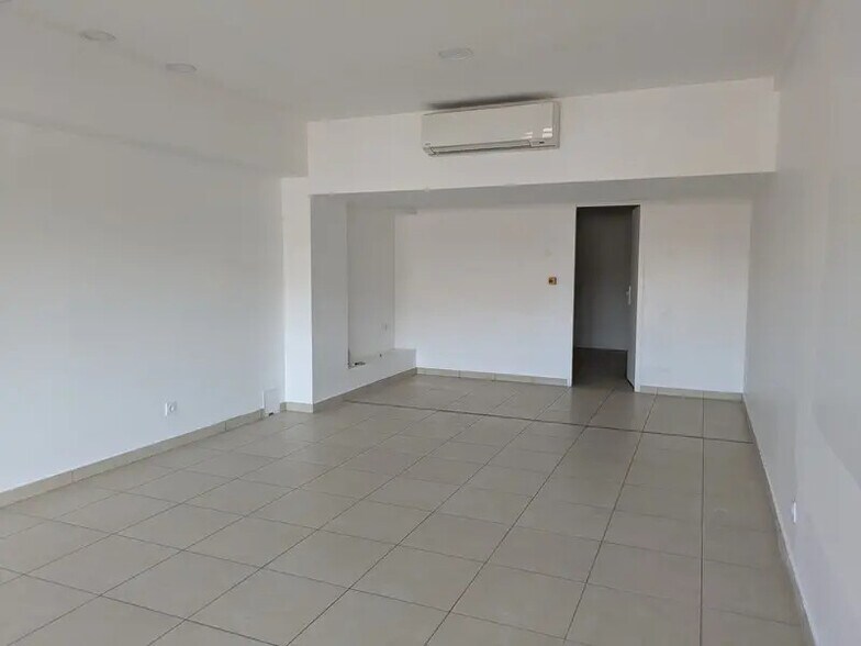 Retail in Bourgoin-Jallieu for lease - Interior Photo - Image 2 of 9