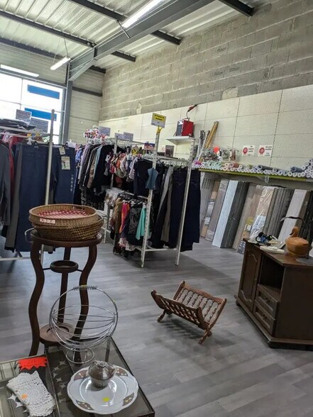 Retail in Tencin for lease - Interior Photo - Image 3 of 13