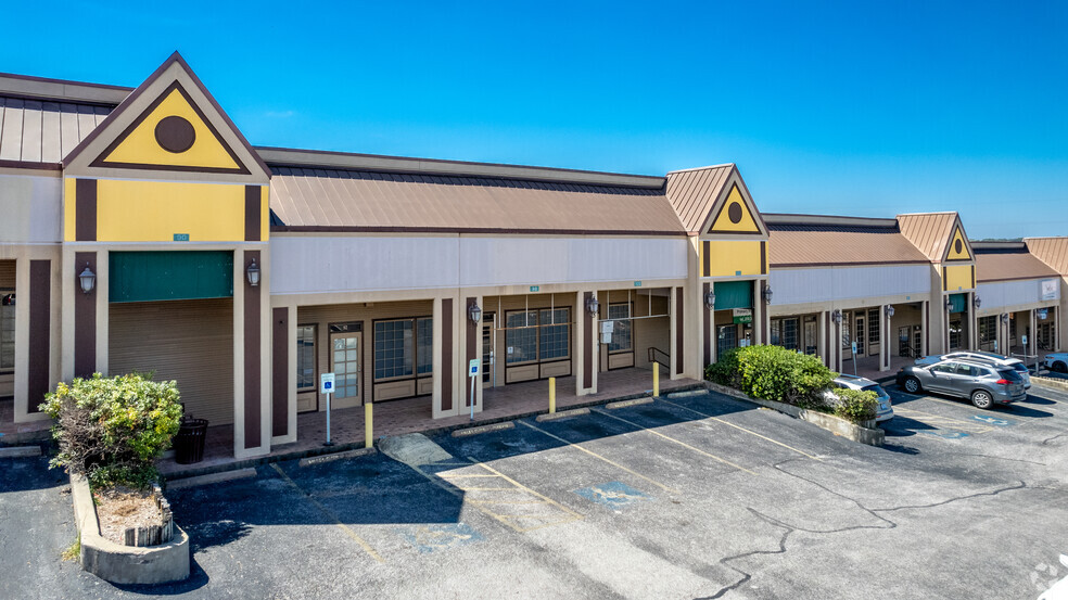 6430 Bandera Rd, San Antonio, TX for lease - Building Photo - Image 1 of 4