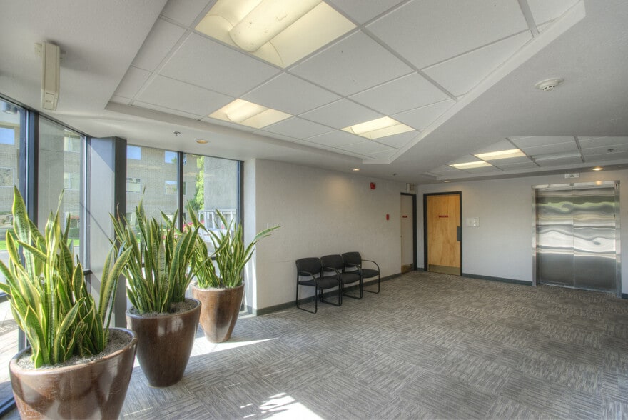 9327 N 3rd St, Phoenix, AZ for lease - Interior Photo - Image 3 of 9