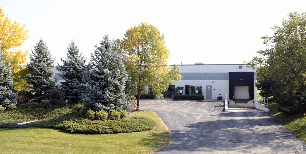 1745 Executive Dr, Oconomowoc, WI for sale - Primary Photo - Image 1 of 1