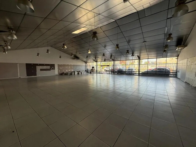 Retail in Puget-sur-Argens for lease - Interior Photo - Image 1 of 4