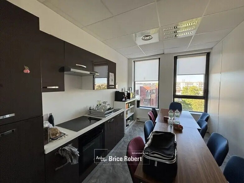 Office in Vaulx-en-Velin for sale - Building Photo - Image 3 of 8
