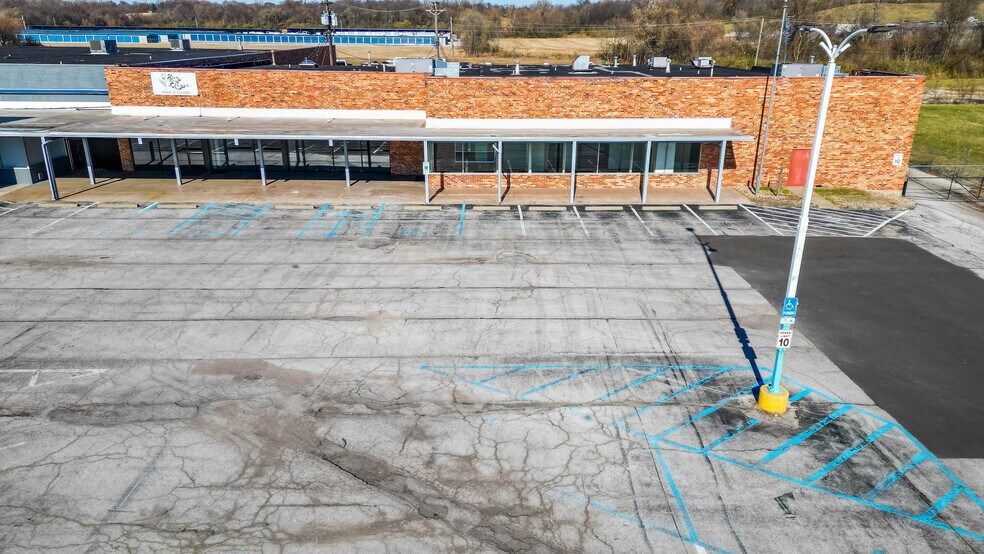 1401 Vaughn Rd, Wood River, IL for lease - Building Photo - Image 3 of 9