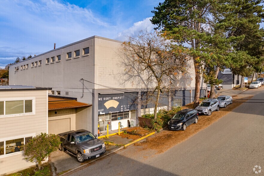 3955 Kitchener St, Burnaby, BC for lease - Building Photo - Image 2 of 3
