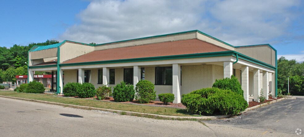 2020 W Washington St, West Bend, WI for sale - Primary Photo - Image 1 of 1