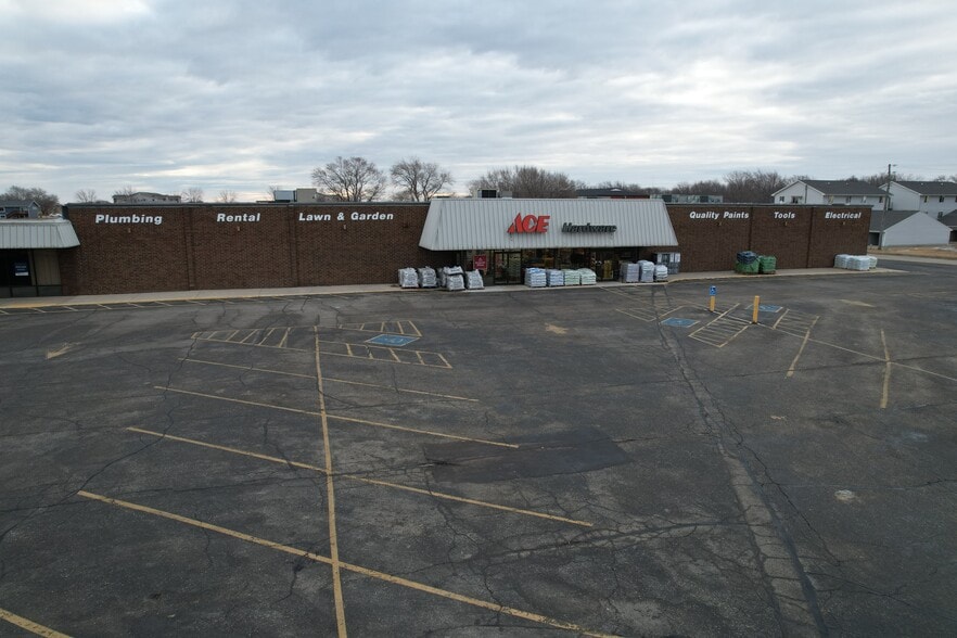 1423 N Lake Ave, Storm Lake, IA for lease - Building Photo - Image 3 of 9