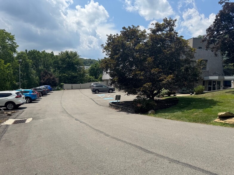 223 Siebert Rd, Pittsburgh, PA for sale - Building Photo - Image 3 of 4