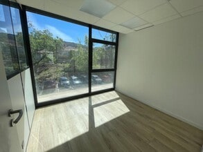 10 Route De La Valentine, Marseille for lease Interior Photo- Image 2 of 7