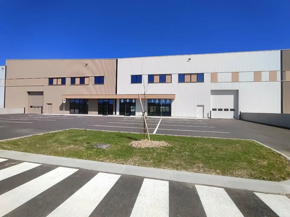 Flex in Vaulx-Milieu for lease Building Photo- Image 1 of 5