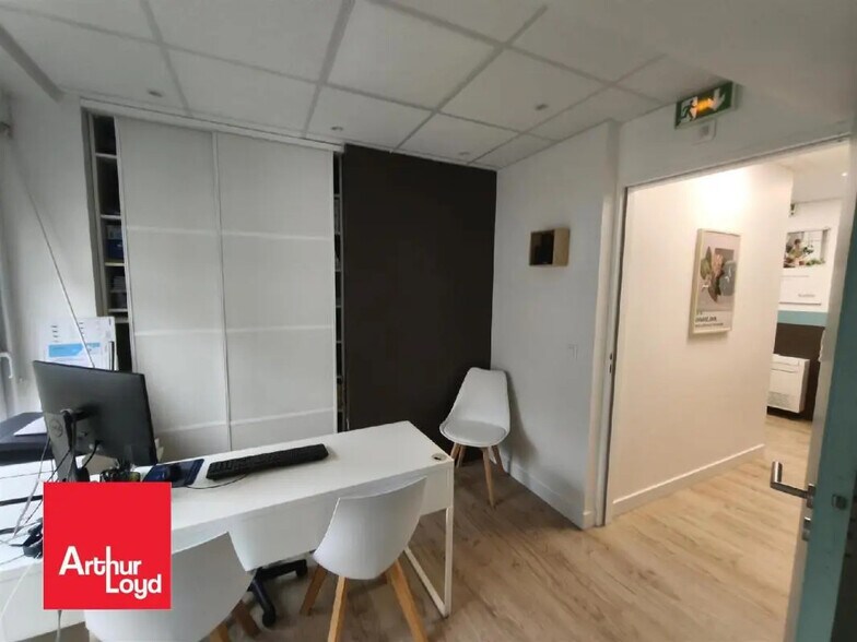 Retail in Chartres for lease - Interior Photo - Image 3 of 3