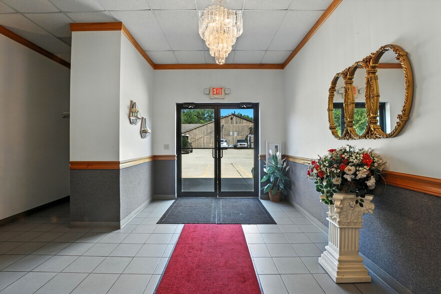 Rosewood Place, Rosebud Party Center portfolio of 3 properties for sale on LoopNet.com - Interior Photo - Image 3 of 27