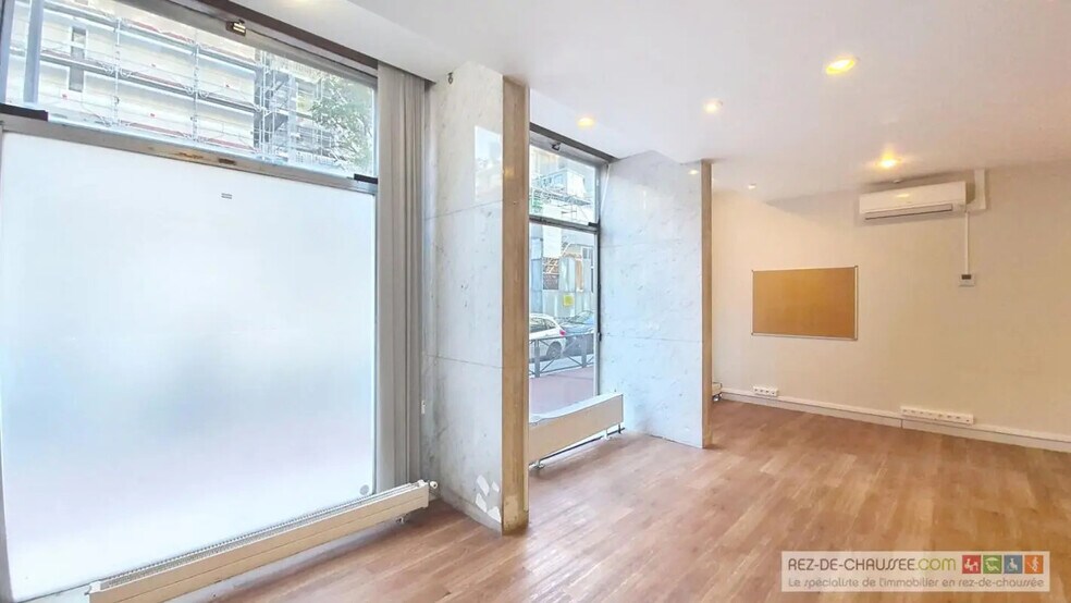 Retail in Paris for lease - Building Photo - Image 3 of 4