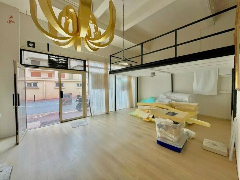 Retail in Cannes for lease - Interior Photo - Image 2 of 9
