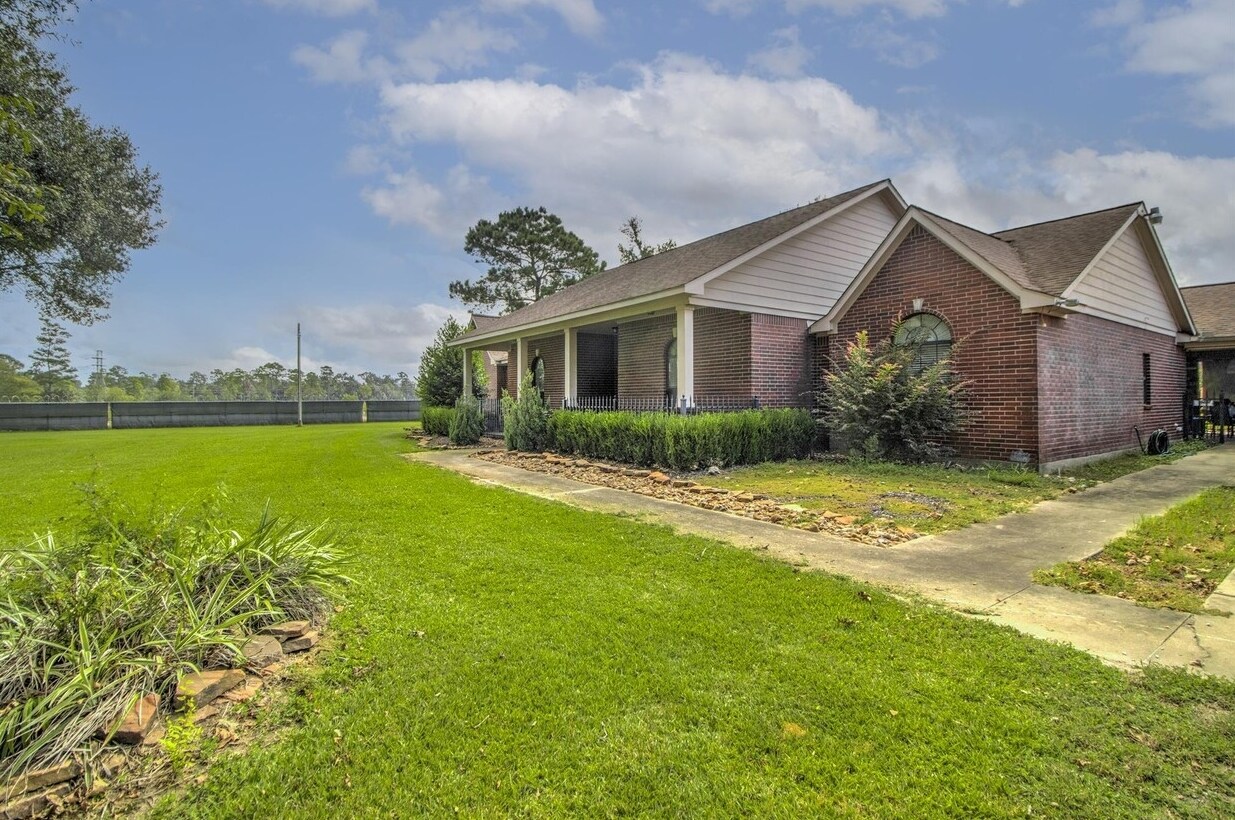 16140 Garrett Rd, Houston, TX 77044