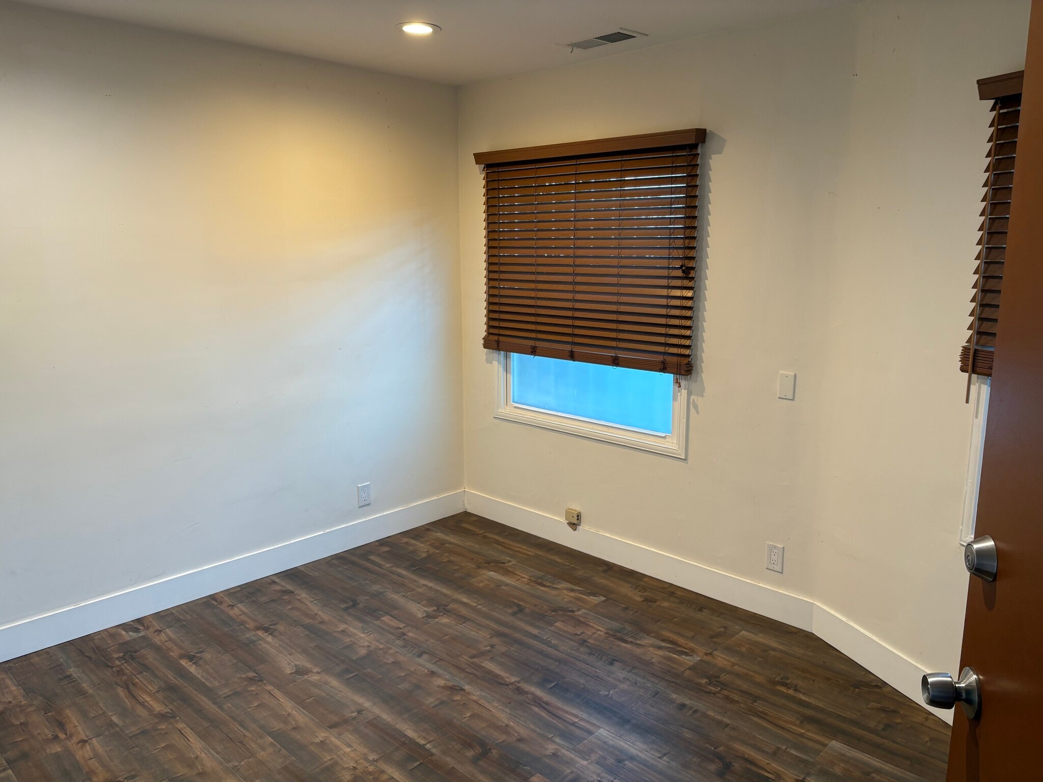 5880 San Vicente Blvd, Los Angeles, CA for lease Interior Photo- Image 1 of 7
