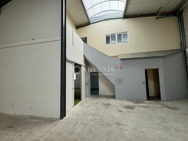 Flex in Stains for lease - Interior Photo - Image 3 of 8